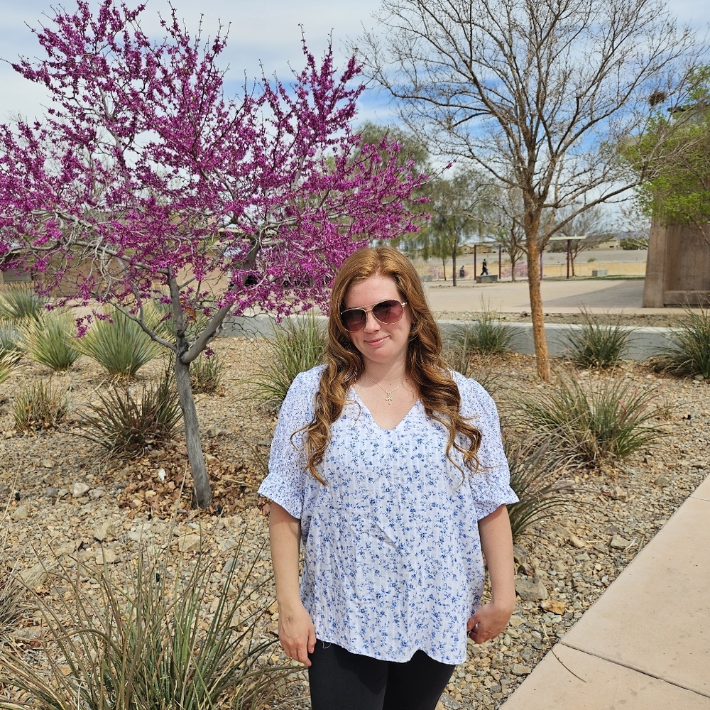 LOFT Floral White and Blue Women's Blouse - Picture 5 of 9